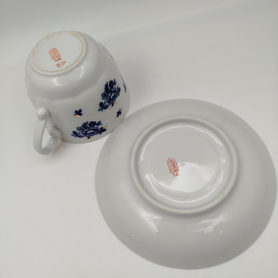 Пара чайная с цветочным декором в синей гамме, фарфор, деколь, золочение, Рижский фарфорово-фаянсовый завод, СССР, 1970-1990 гг.