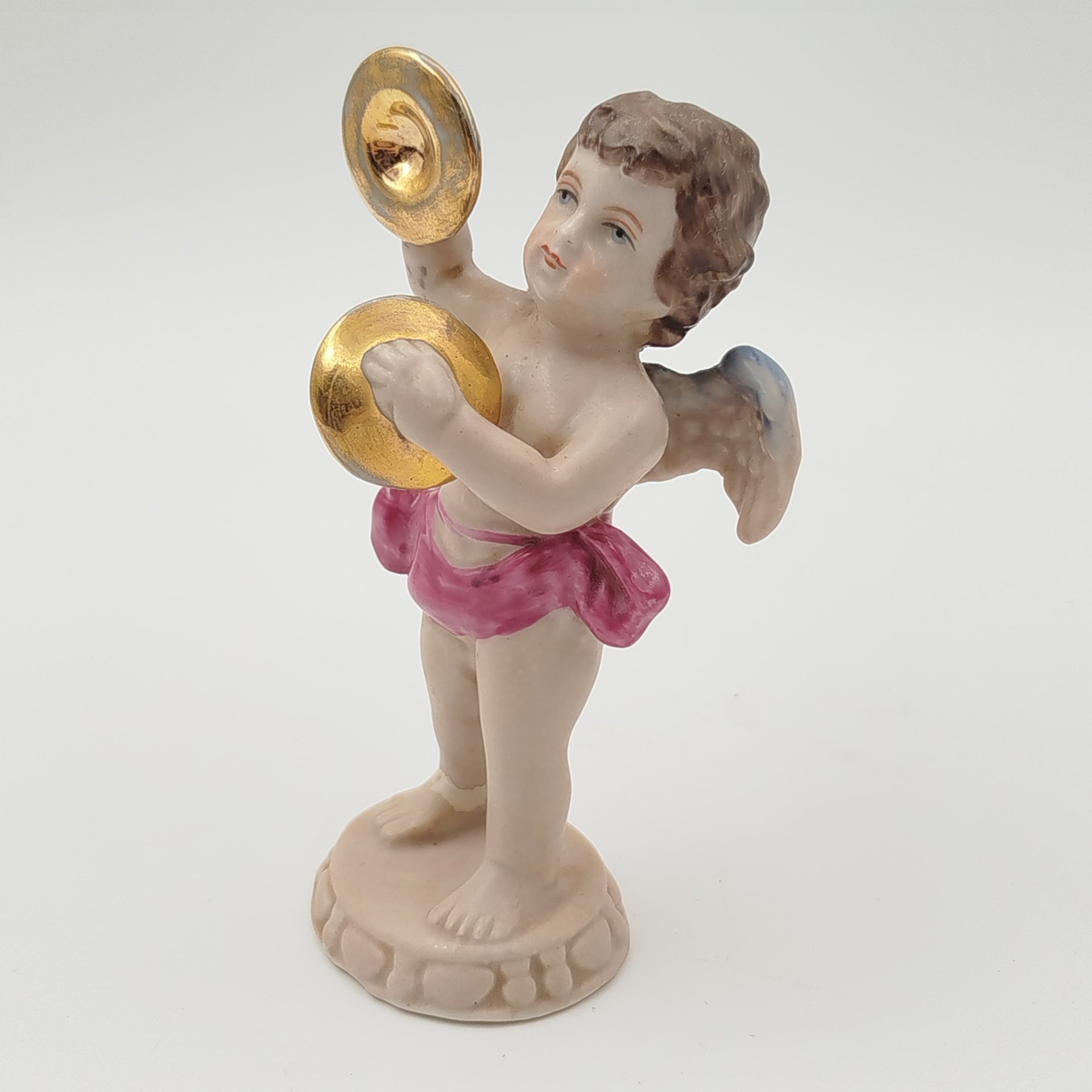 Статуэтка "Ангел, играющий на оркестровых тарелках" ("Музыкант"), фарфор, роспись, золочение, Западная Европа, 1950-1980 гг.