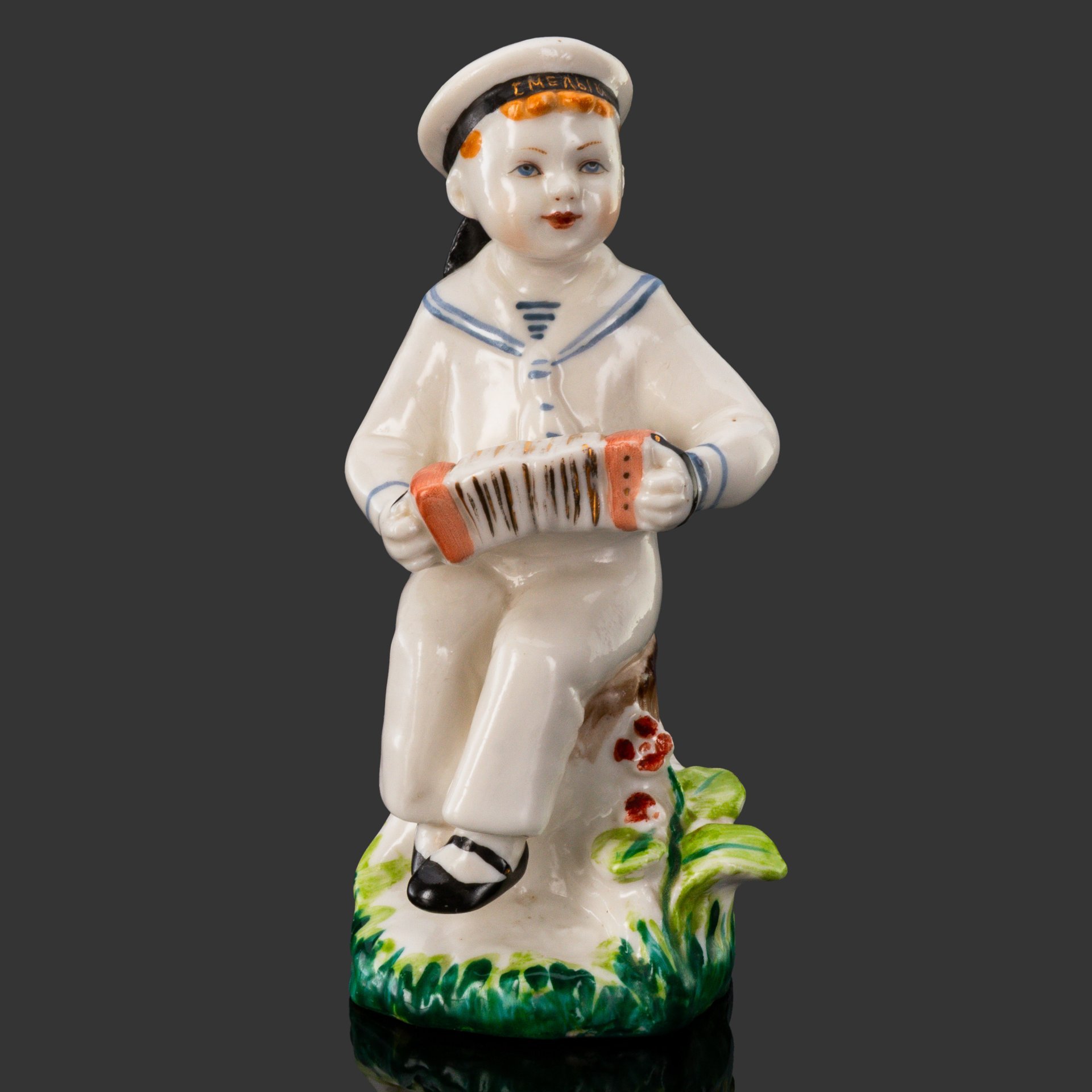 Статуэтка "Юный гармонист" (Морячок), скульптор Г.С. Столбова, художник Е.Н. Лупанова, фарфор, роспись, золочение, Ленинградский фарфоровый завод (ЛФЗ), СССР, 1960-1969 гг., Ленинградский фарфоровый завод (ЛФЗ)
