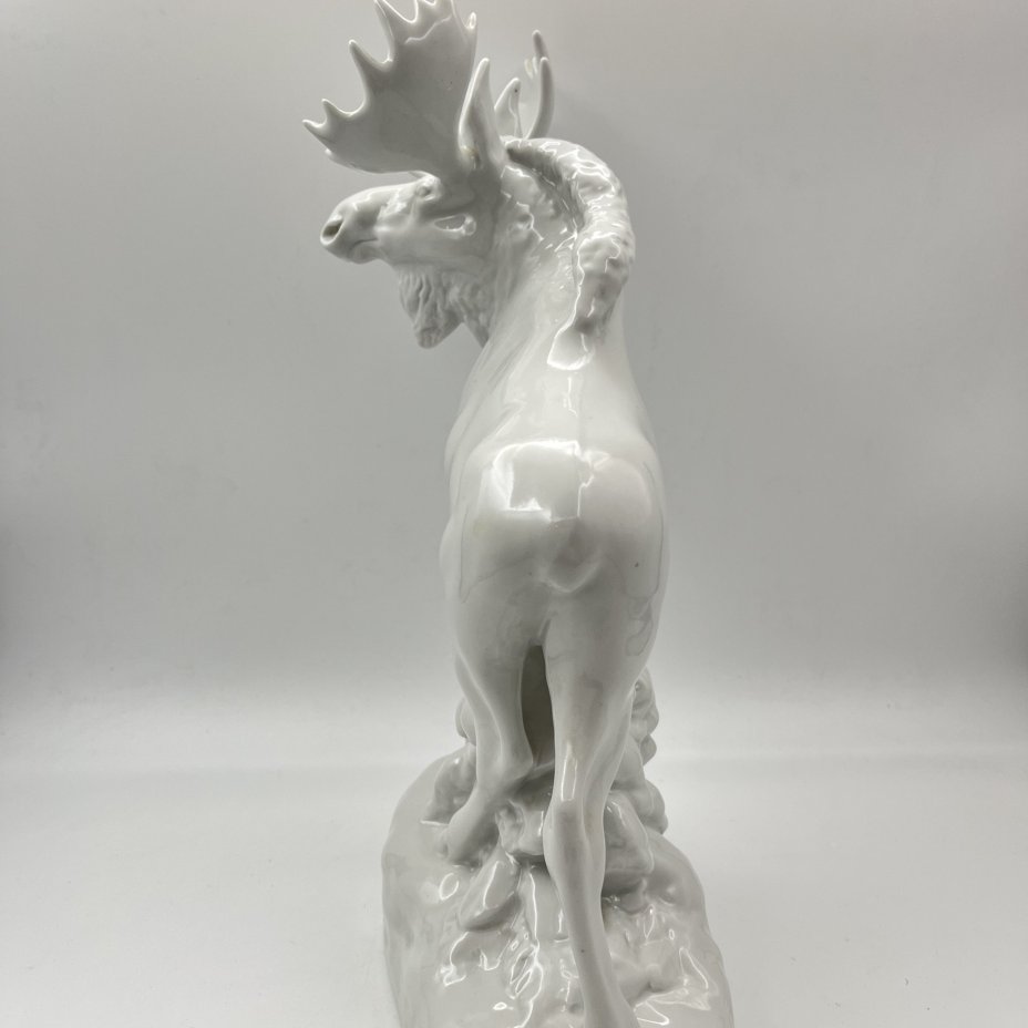 Статуэтка "Лось", скульптор Б.Я. Воробьёв, фарфор, Ленинградский фарфоровый завод (ЛФЗ), СССР, 1950-1960 гг.