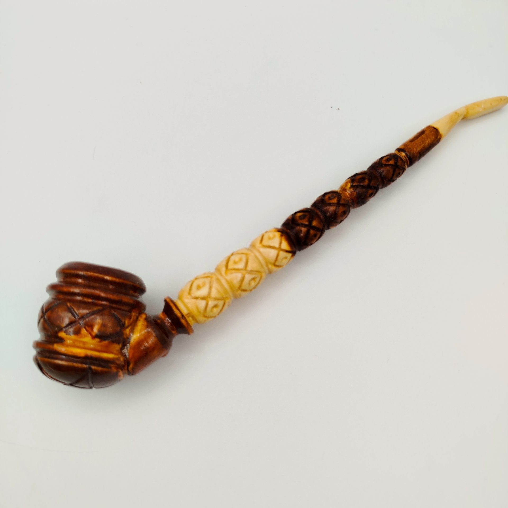 Трубка курительная в форме бочонка, с фигурным мундштуком и резным декором