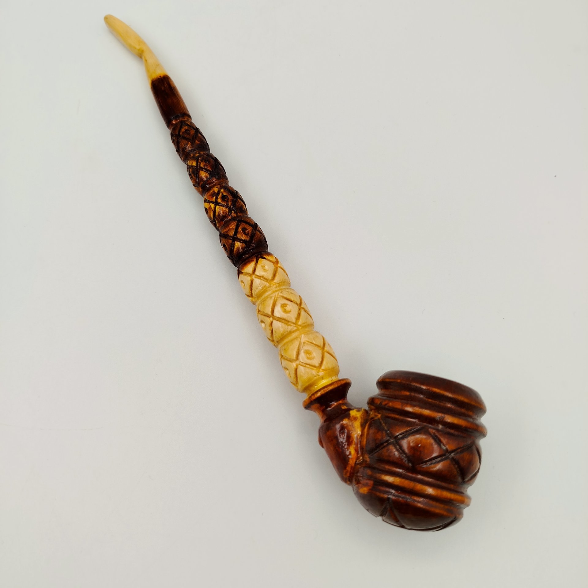 Трубка курительная в форме бочонка, с фигурным мундштуком и резным декором