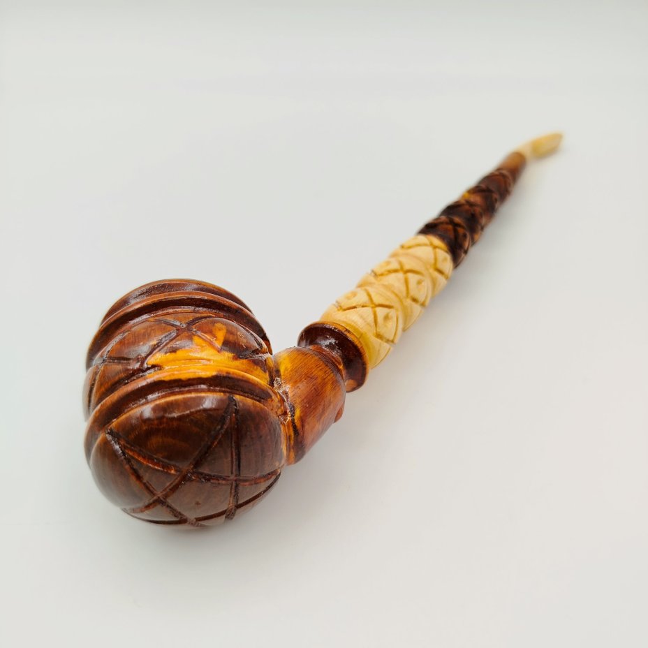 Трубка курительная в форме бочонка, с фигурным мундштуком и резным декором