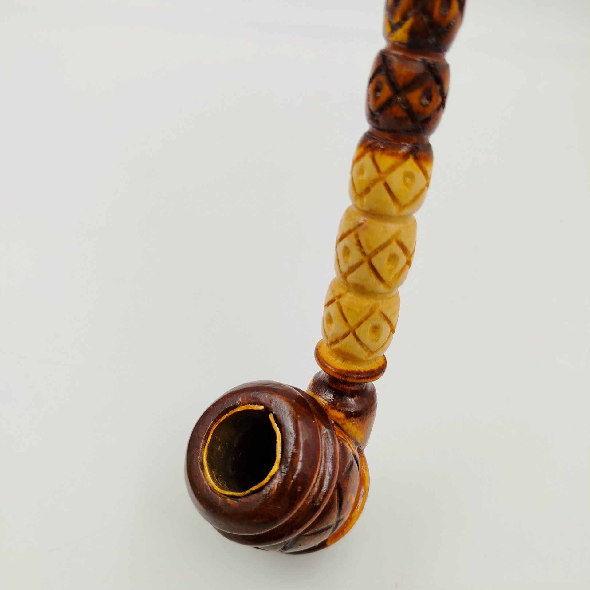 Трубка курительная в форме бочонка, с фигурным мундштуком и резным декором