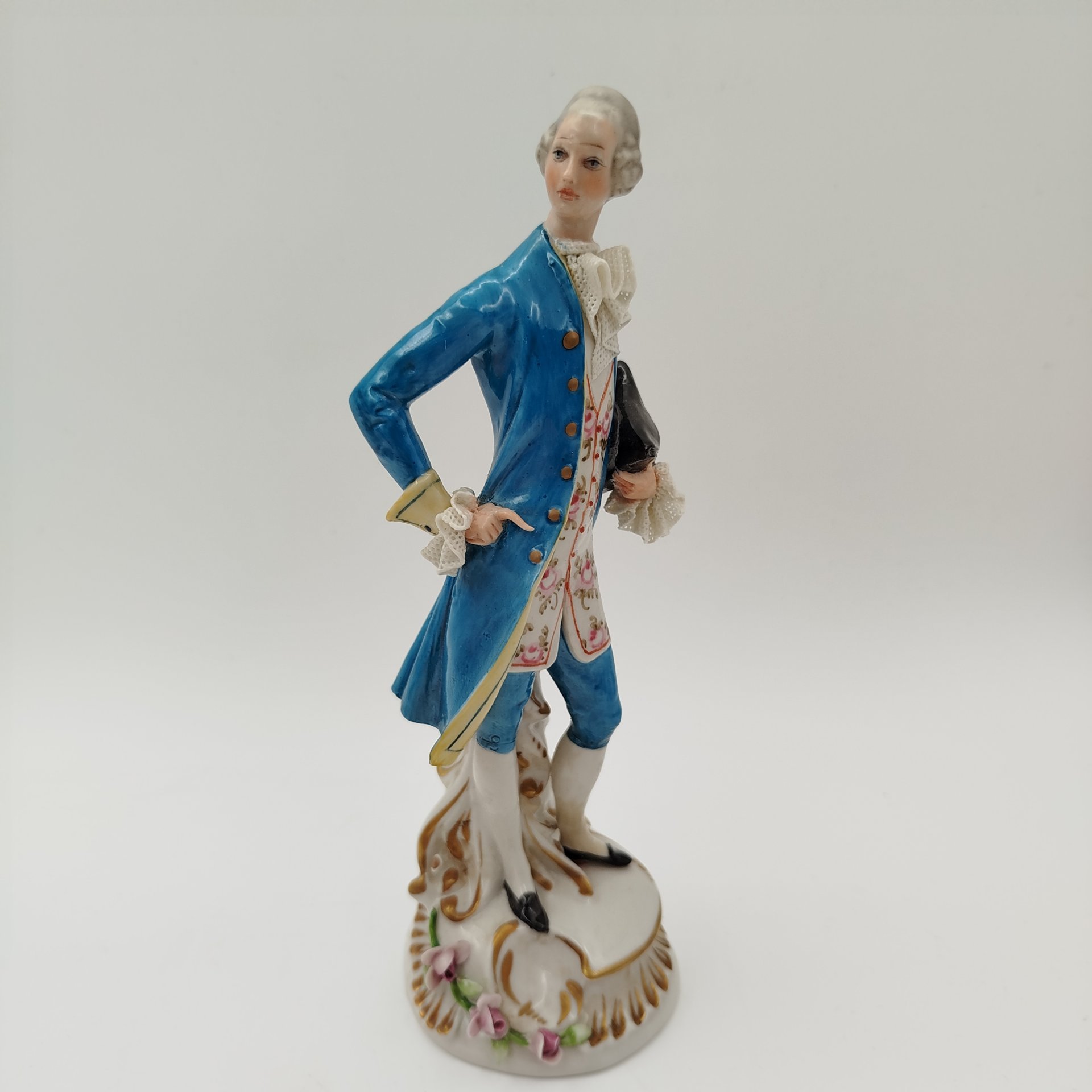 Статуэтка "Галантный кавалер", фарфор, кружевной фарфор, роспись, Италия, 1980-2000 гг.