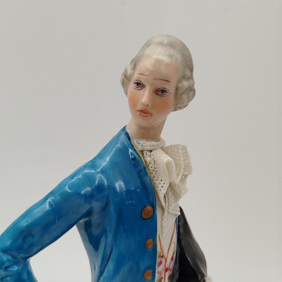 Статуэтка "Галантный кавалер"