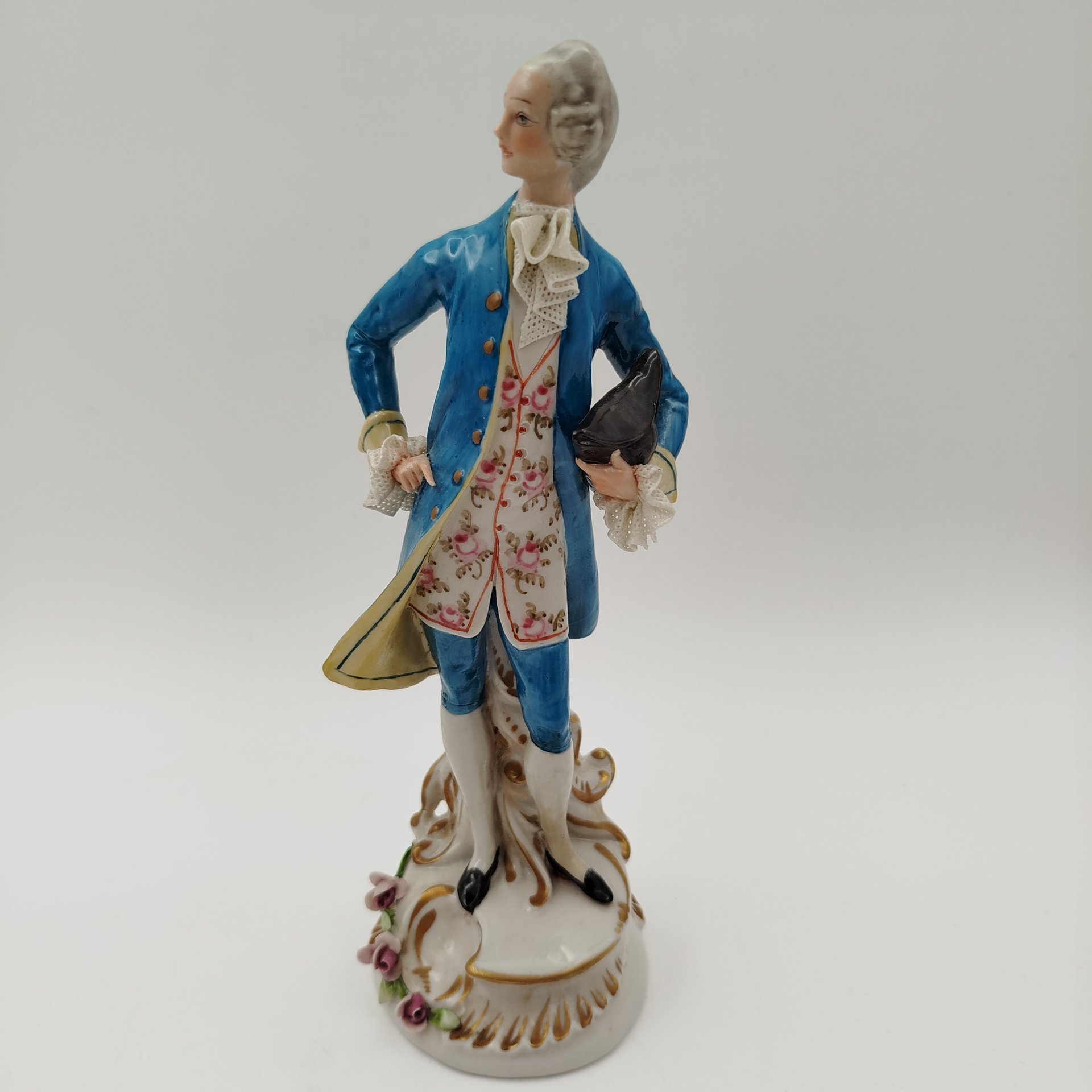 Статуэтка "Галантный кавалер", фарфор, кружевной фарфор, роспись, Италия, 1980-2000 гг.