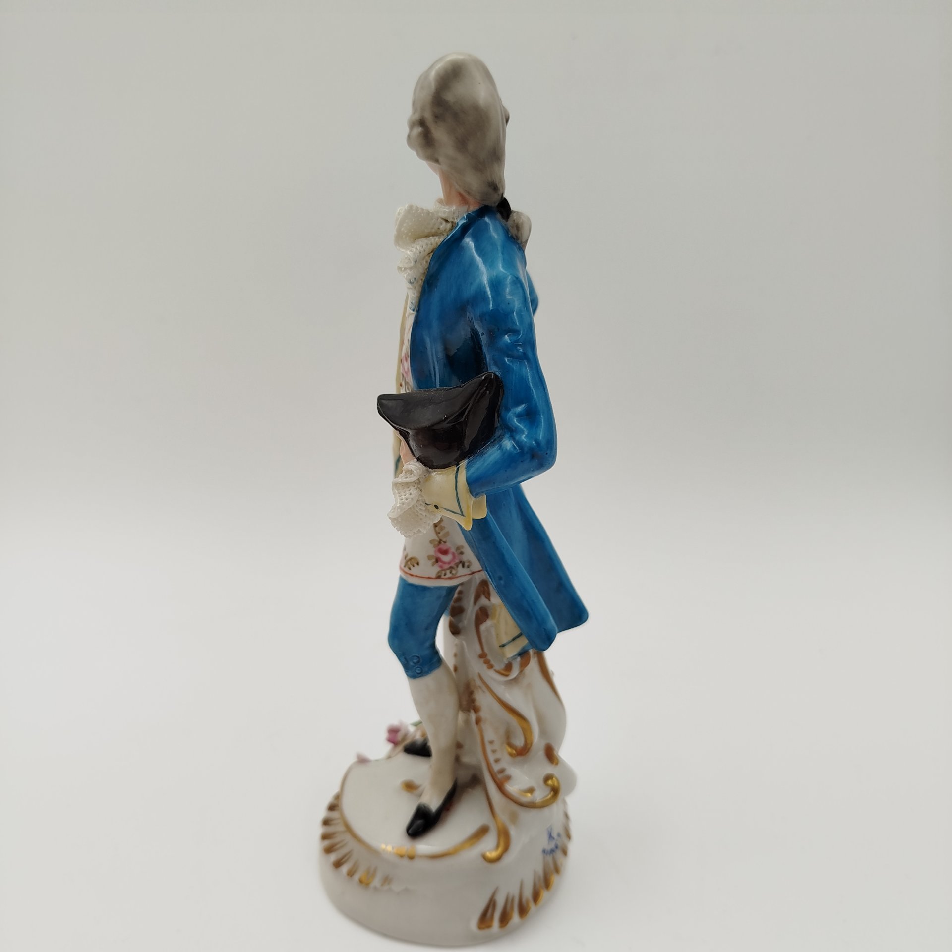 Статуэтка "Галантный кавалер", фарфор, кружевной фарфор, роспись, Италия, 1980-2000 гг.