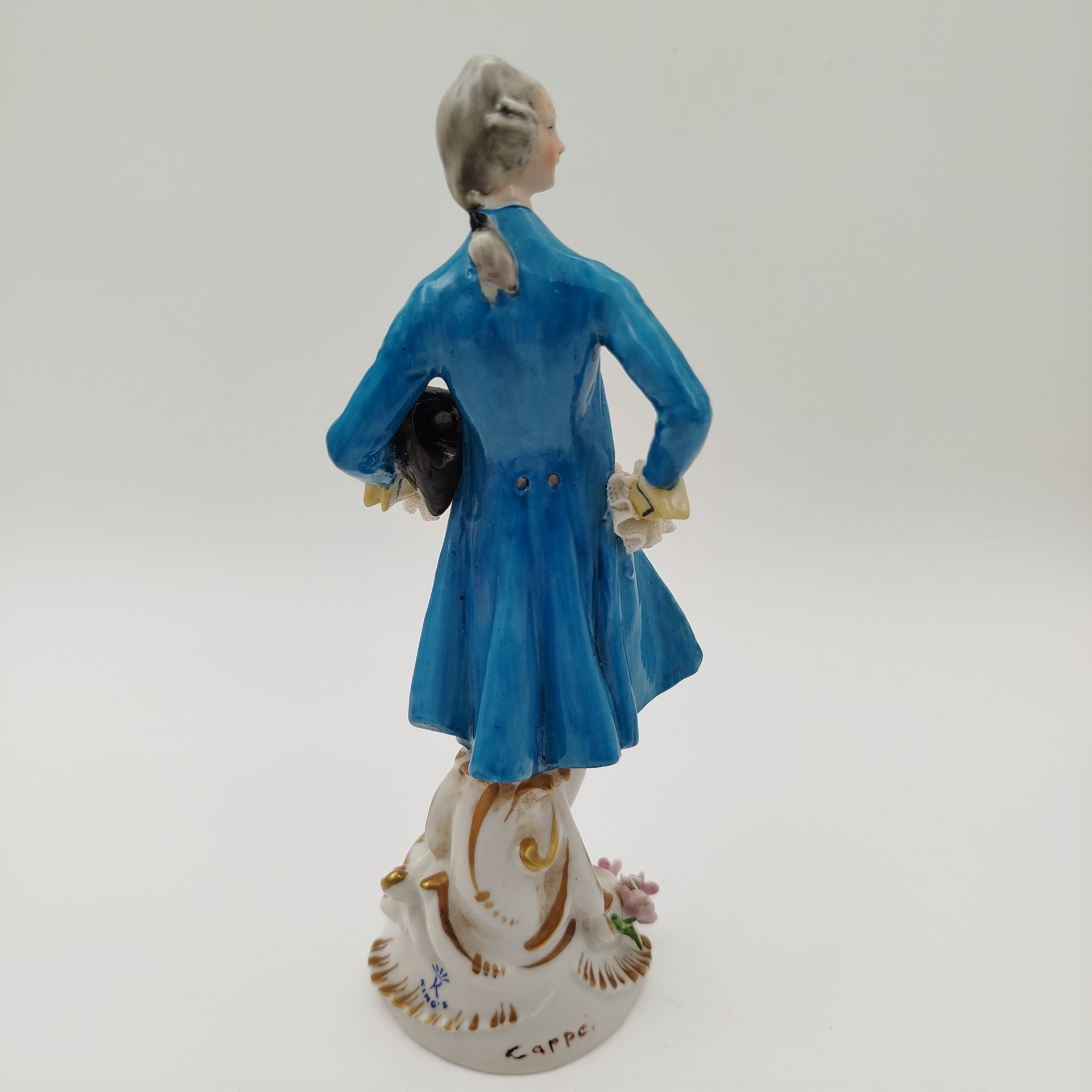 Статуэтка "Галантный кавалер", фарфор, кружевной фарфор, роспись, Италия, 1980-2000 гг.