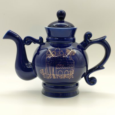 Чайник фигурный из сервиза "Новгородский" ("Декоративный", "Новгород"), автор В. В. Смоляр, фарфор, крытье кобальтом, золочение, Бронницкий завод фарфоровых изделий «Возрождение», СССР, 1971-1981 гг.