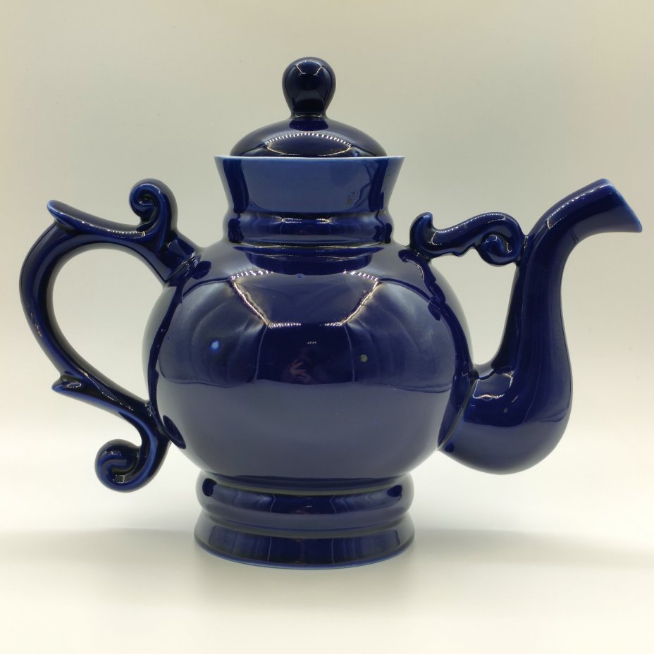 Чайник фигурный из сервиза "Новгородский" ("Декоративный", "Новгород"), автор В. В. Смоляр, фарфор, крытье кобальтом, золочение, Бронницкий завод фарфоровых изделий «Возрождение», СССР, 1971-1981 гг.