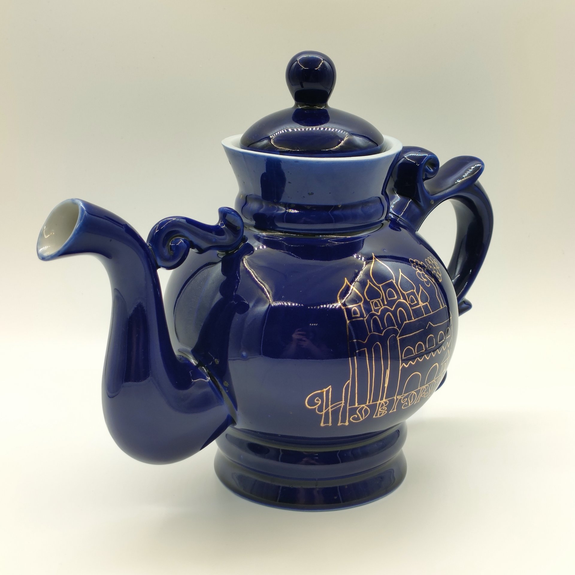Чайник фигурный из сервиза "Новгородский" ("Декоративный", "Новгород"), автор В. В. Смоляр, фарфор, крытье кобальтом, золочение, Бронницкий завод фарфоровых изделий «Возрождение», СССР, 1971-1981 гг.