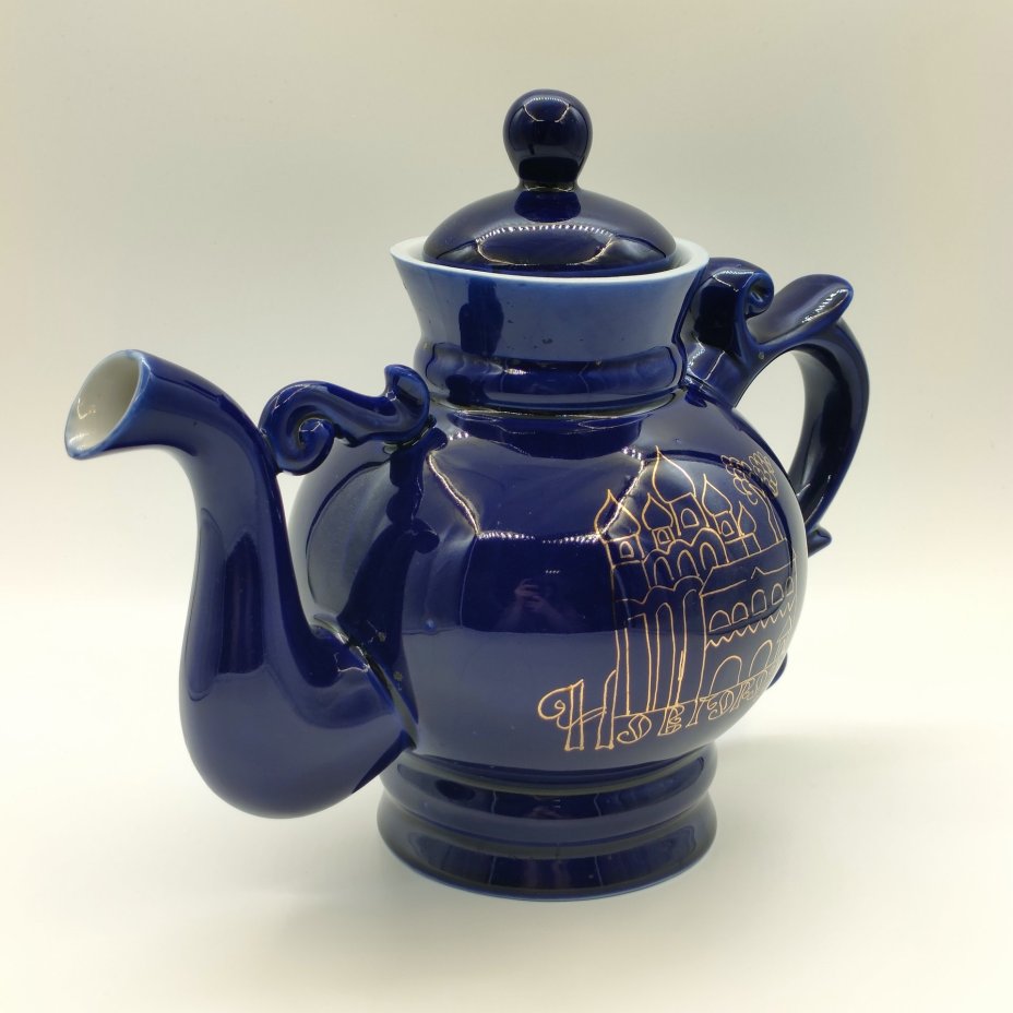 Чайник фигурный из сервиза "Новгородский" ("Декоративный", "Новгород"), автор В. В. Смоляр, фарфор, крытье кобальтом, золочение, Бронницкий завод фарфоровых изделий «Возрождение», СССР, 1971-1981 гг.