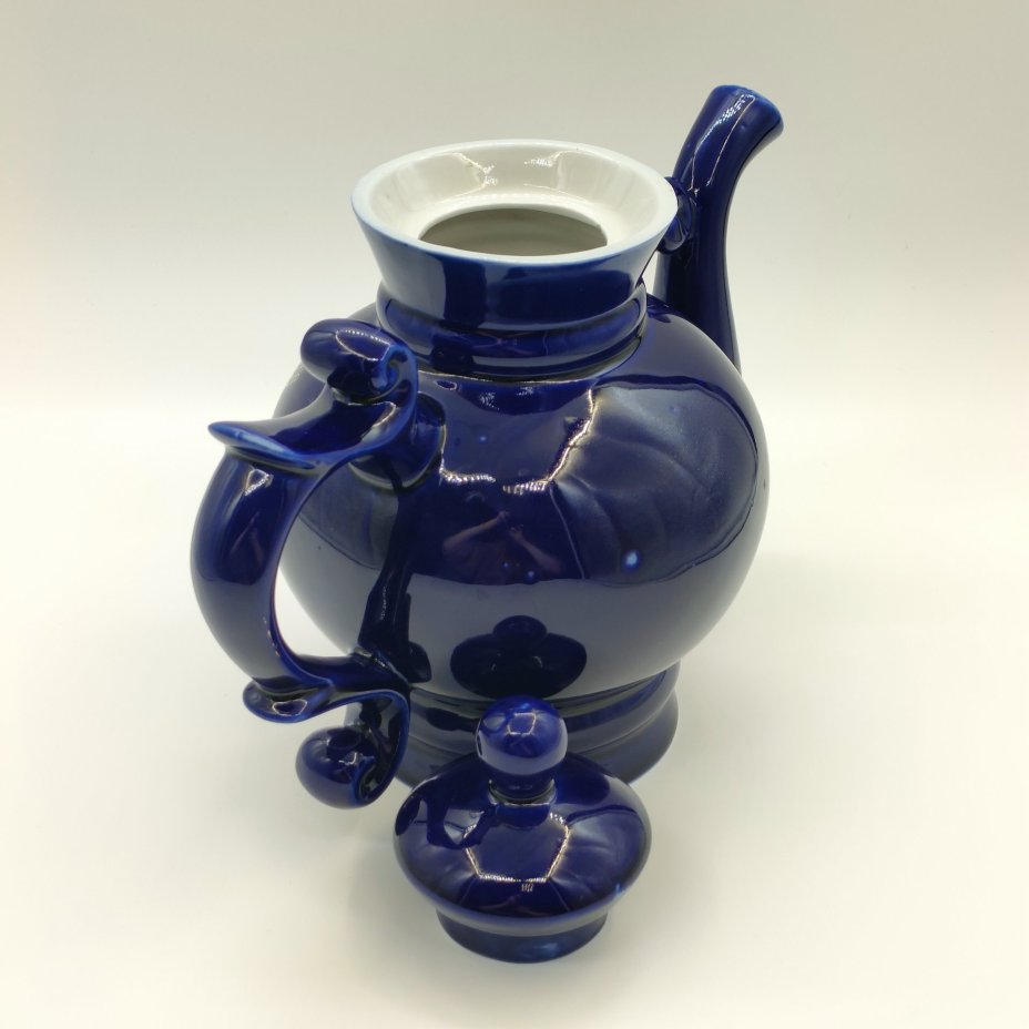 Чайник фигурный из сервиза "Новгородский" ("Декоративный", "Новгород"), автор В. В. Смоляр, фарфор, крытье кобальтом, золочение, Бронницкий завод фарфоровых изделий «Возрождение», СССР, 1971-1981 гг.