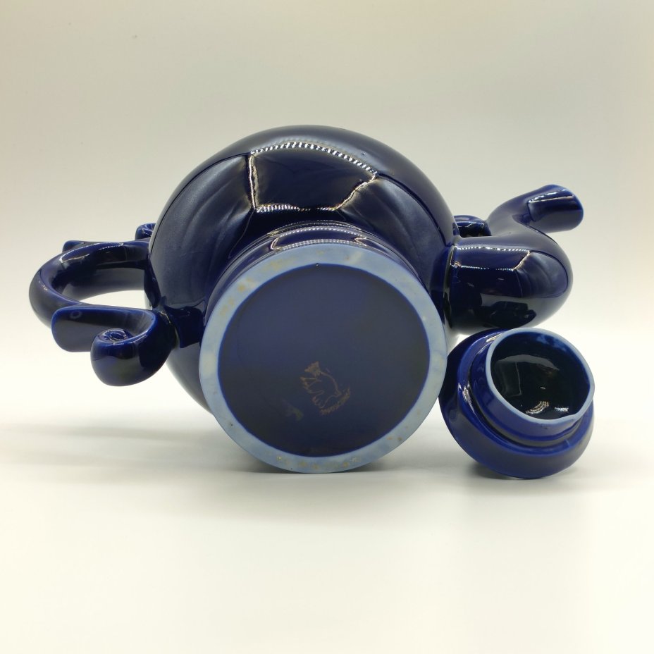 Чайник фигурный из сервиза "Новгородский" ("Декоративный", "Новгород"), автор В. В. Смоляр, фарфор, крытье кобальтом, золочение, Бронницкий завод фарфоровых изделий «Возрождение», СССР, 1971-1981 гг.