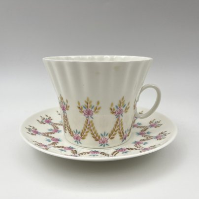 Чайная пара "Цветочная гирлянда", форма "Одуванчик", фарфор, костяной фарфор, деколь, золочение, Ленинградский фарфоровый завод (ЛФЗ), СССР, 1960-1980 гг.