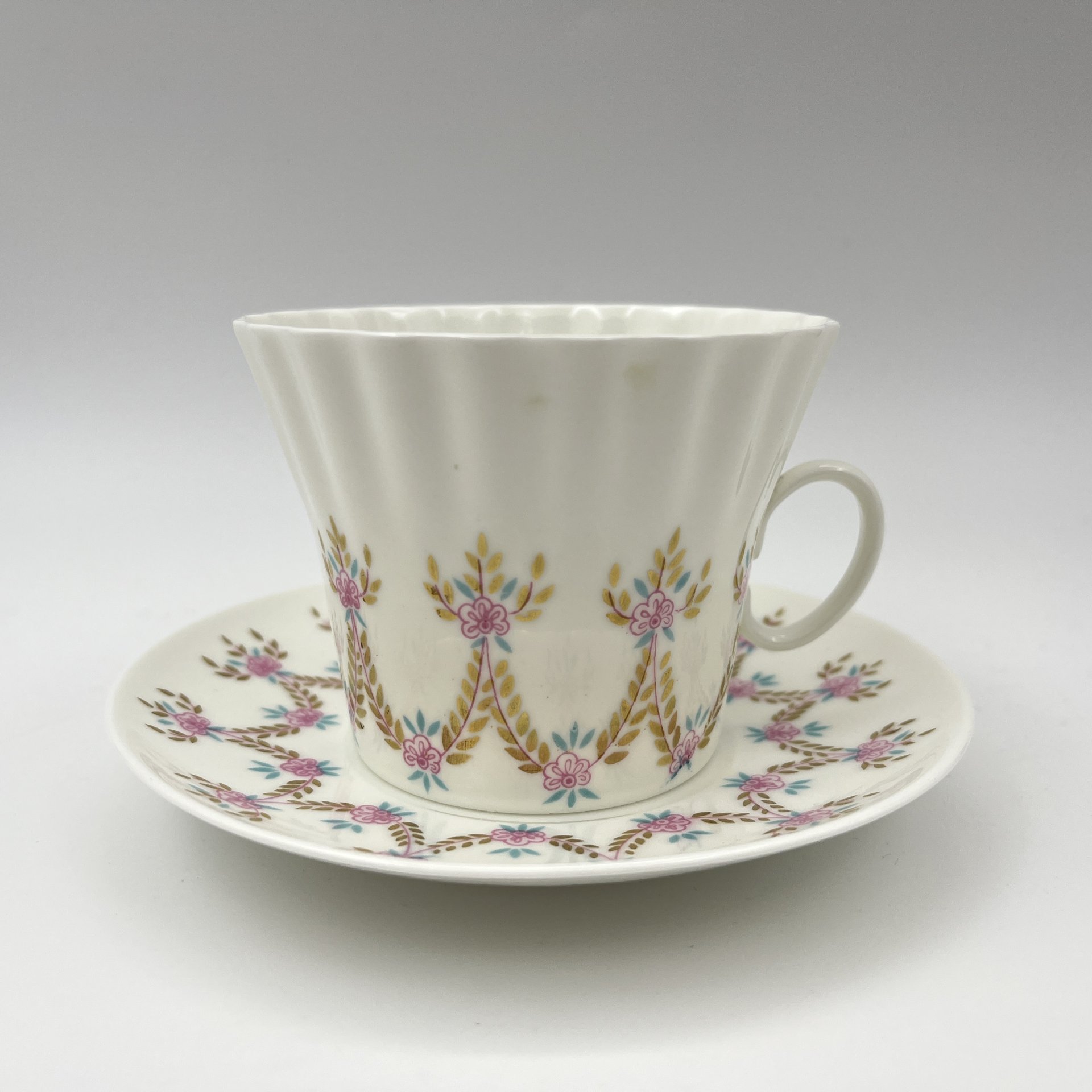 Чайная пара "Цветочная гирлянда", форма "Одуванчик", фарфор, костяной фарфор, деколь, золочение, Ленинградский фарфоровый завод (ЛФЗ), СССР, 1960-1980 гг.