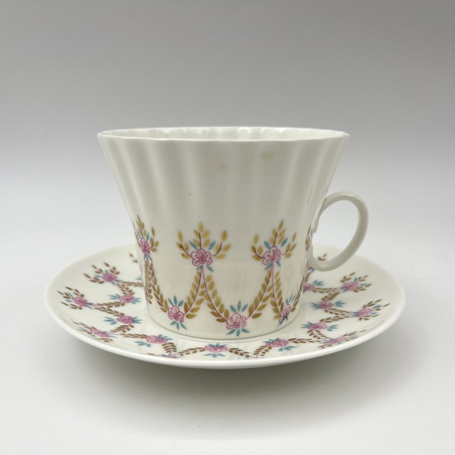 Чайная пара "Цветочная гирлянда", форма "Одуванчик", фарфор, костяной фарфор, деколь, золочение, Ленинградский фарфоровый завод (ЛФЗ), СССР, 1960-1980 гг.