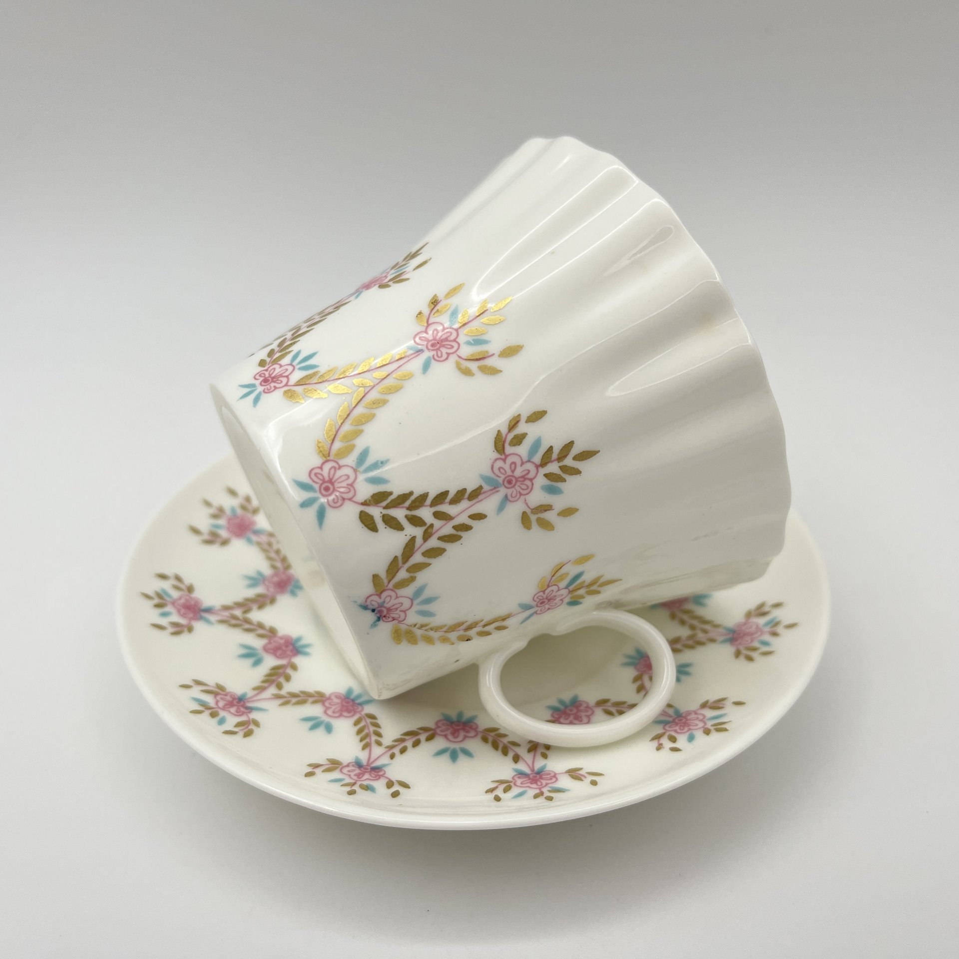 Чайная пара "Цветочная гирлянда", форма "Одуванчик", фарфор, костяной фарфор, деколь, золочение, Ленинградский фарфоровый завод (ЛФЗ), СССР, 1960-1980 гг.