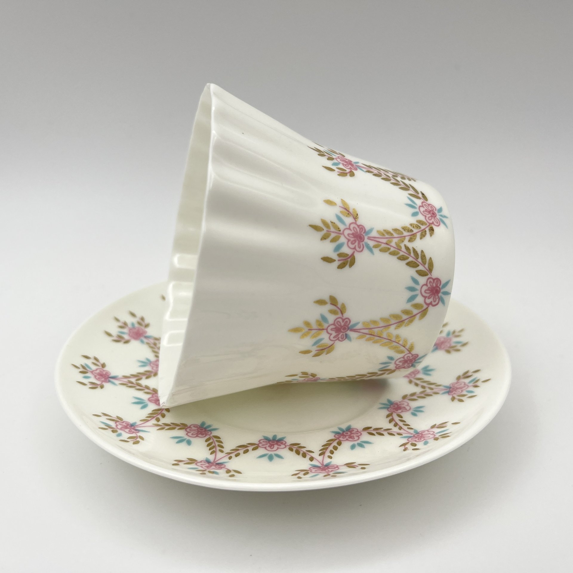 Чайная пара "Цветочная гирлянда", форма "Одуванчик", фарфор, костяной фарфор, деколь, золочение, Ленинградский фарфоровый завод (ЛФЗ), СССР, 1960-1980 гг.