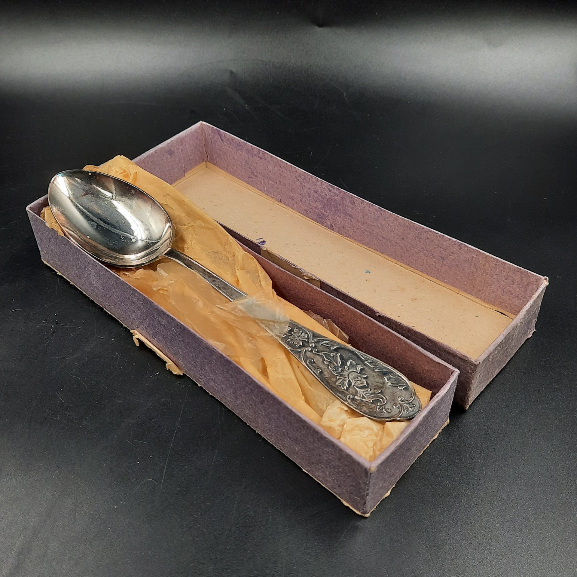 Набор из шести столовых ложек, украшенных растительным декором (в коробке), мельхиор (медь-никель), картон, Мстерская художественная фабрика  «Ювелир», СССР, 1970 г.