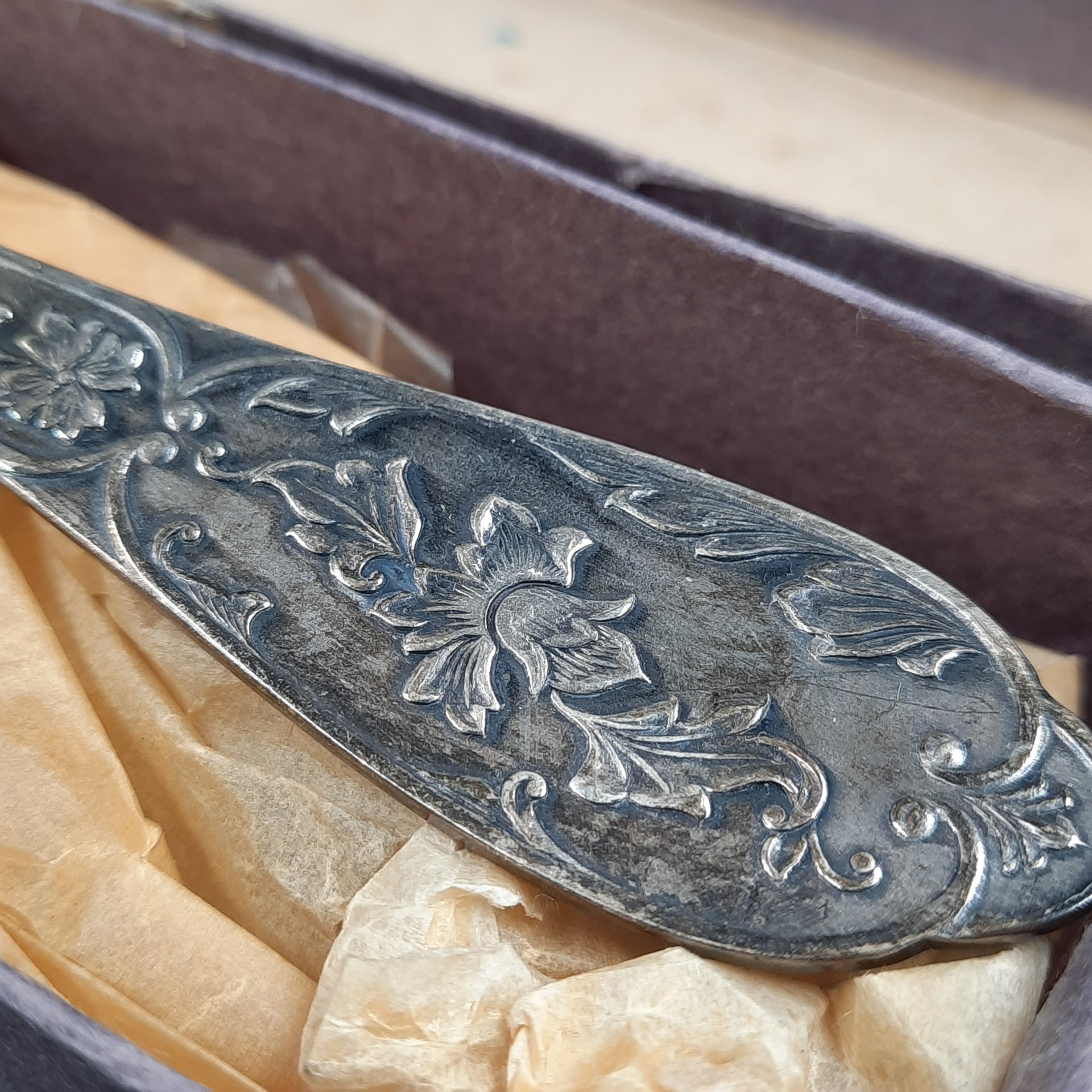 Набор из шести столовых ложек, украшенных растительным декором (в коробке), мельхиор (медь-никель), картон, Мстерская художественная фабрика  «Ювелир», СССР, 1970 г.