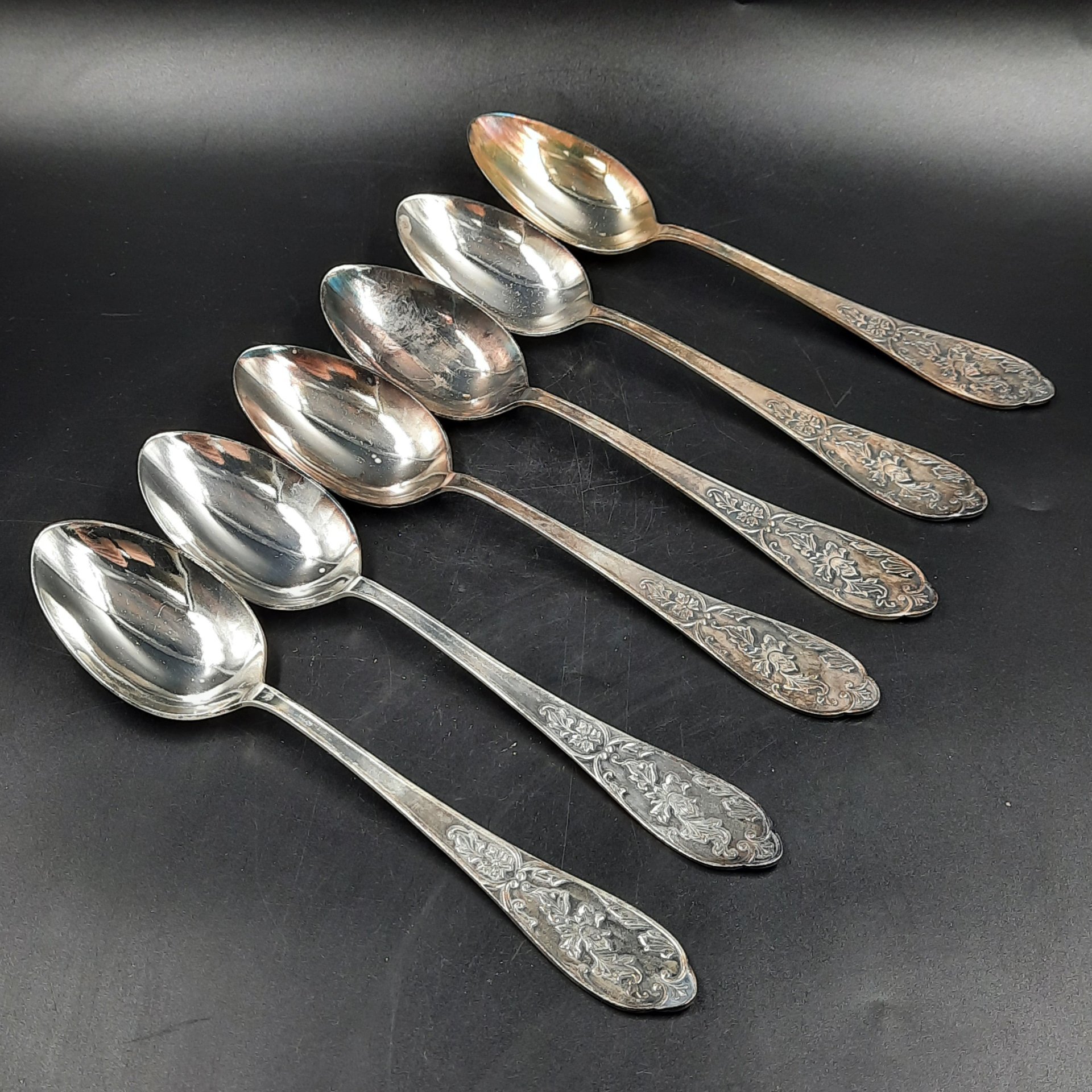 Набор из шести столовых ложек, украшенных растительным декором (в коробке), мельхиор (медь-никель), картон, Мстерская художественная фабрика  «Ювелир», СССР, 1970 г.