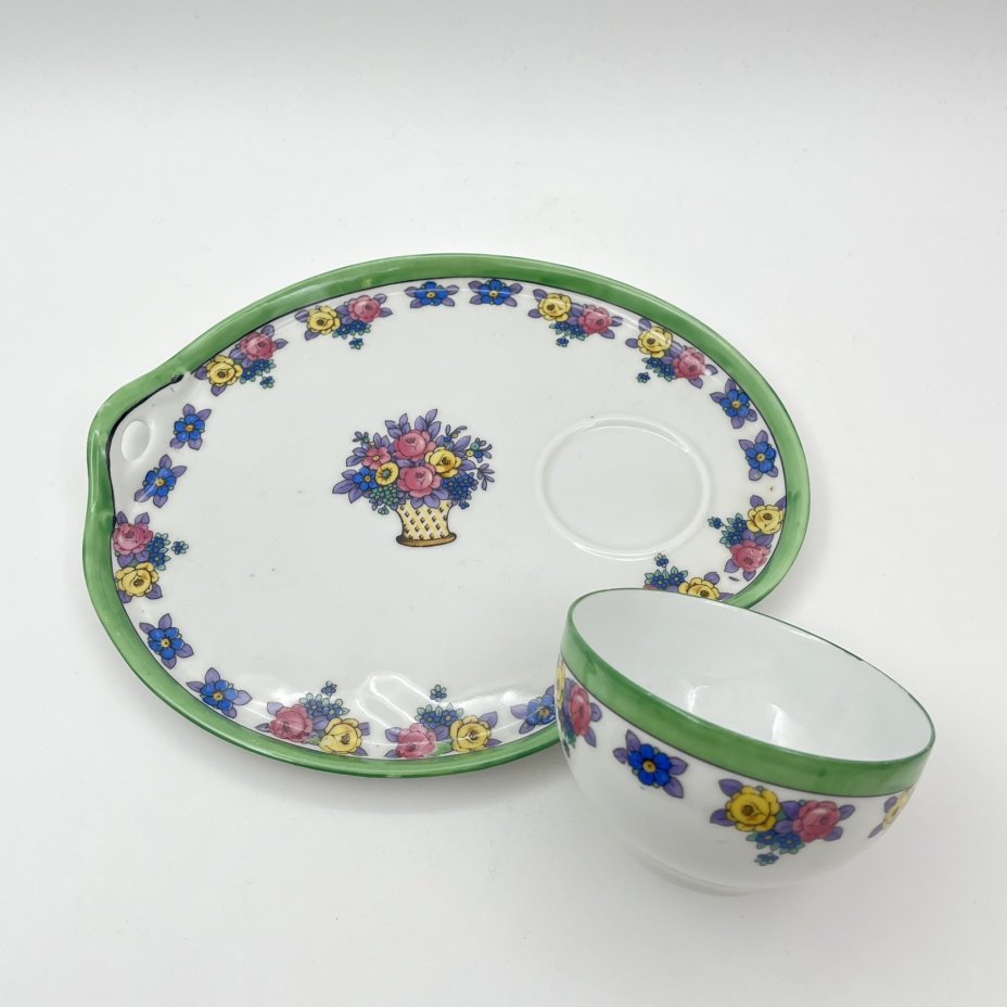 Чашка с тарелкой, украшенные цветочным декором
