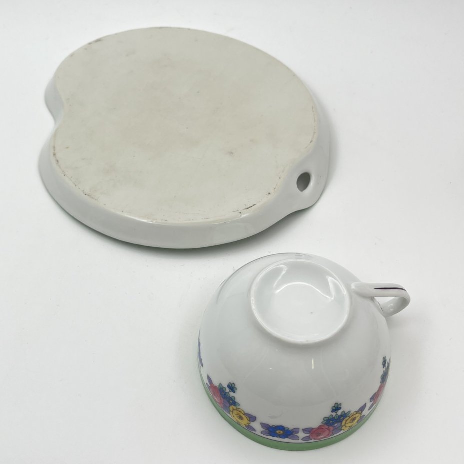 Чашка с тарелкой, украшенные цветочным декором