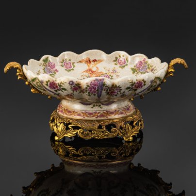 Фруктовница (конфетница) в металлической оплетке на ножках, украшенная изображением цветов и птиц, фарфор, кракле, эмали, сплав металлов, Китай, 1990-2010 гг.