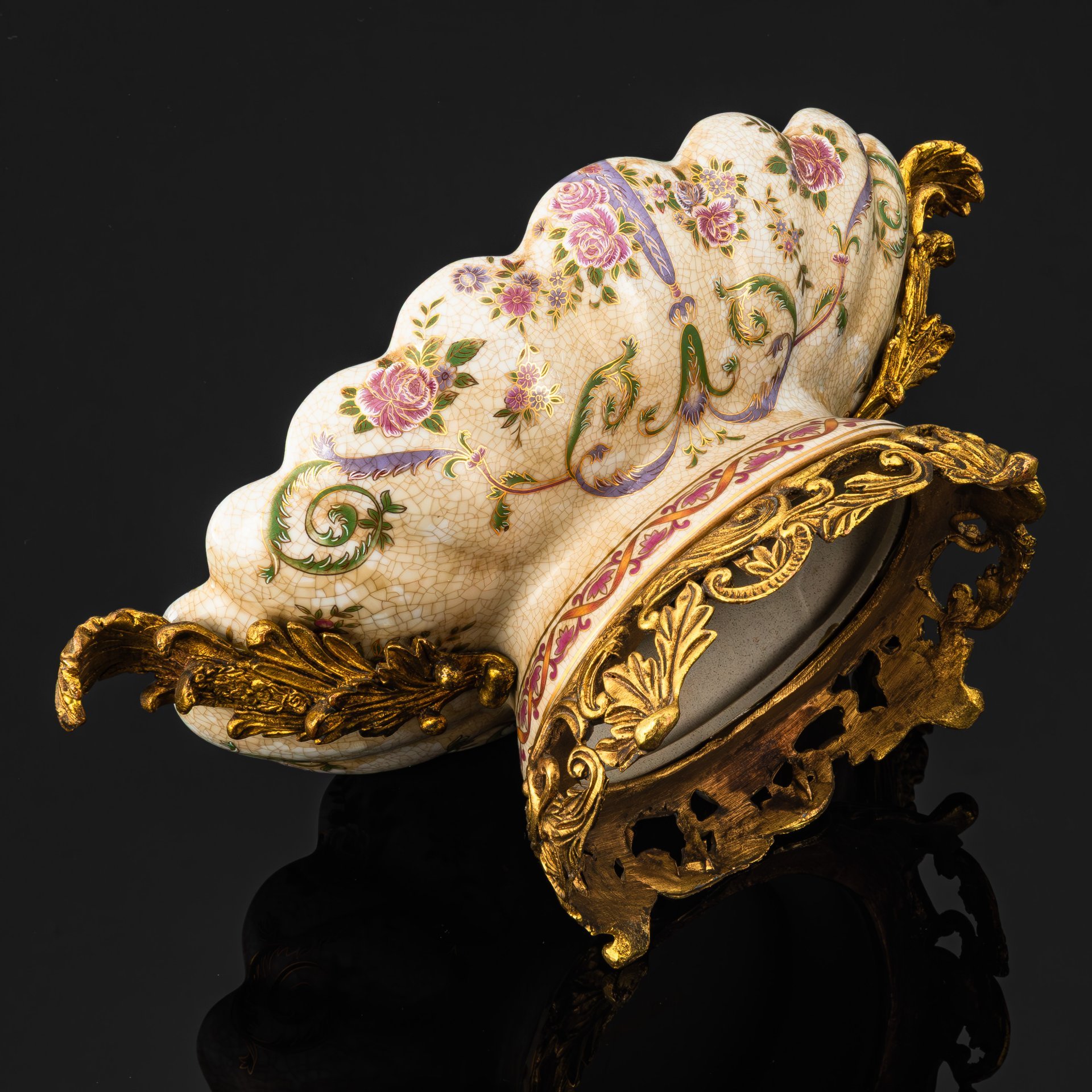 Фруктовница (конфетница) в металлической оплетке на ножках, украшенная изображением цветов и птиц, фарфор, кракле, эмали, сплав металлов, Китай, 1990-2010 гг.