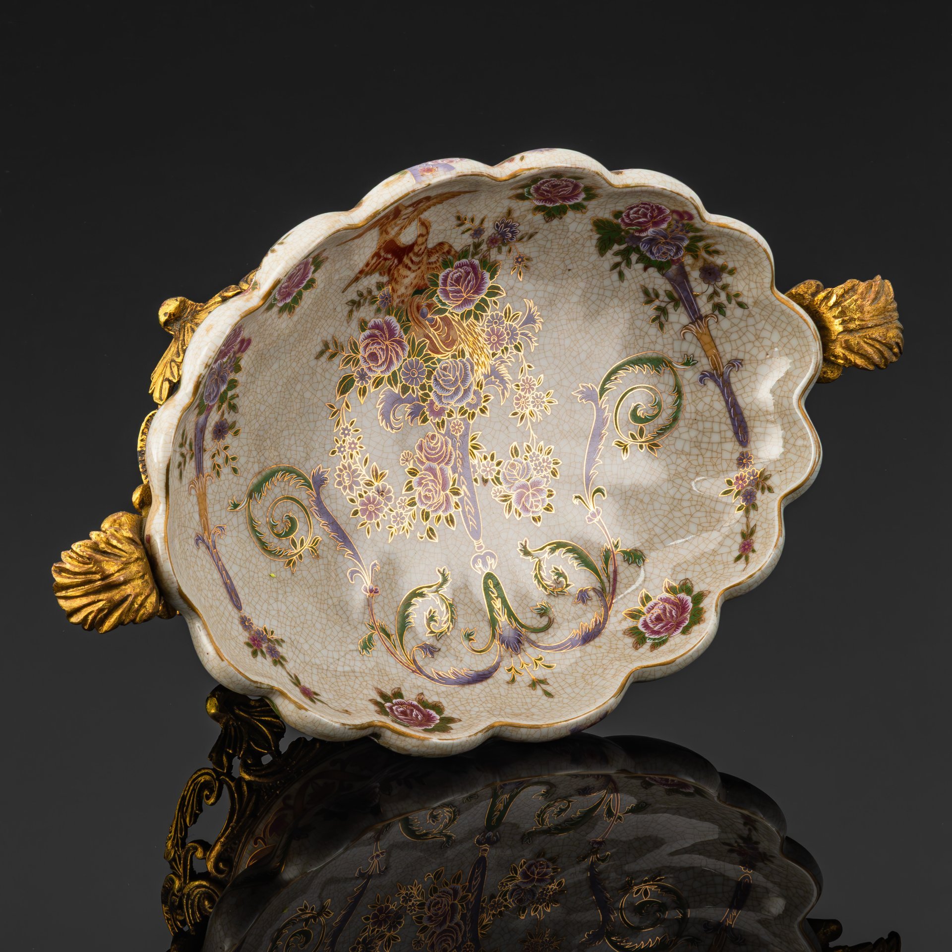 Фруктовница (конфетница) в металлической оплетке на ножках, украшенная изображением цветов и птиц, фарфор, кракле, эмали, сплав металлов, Китай, 1990-2010 гг.