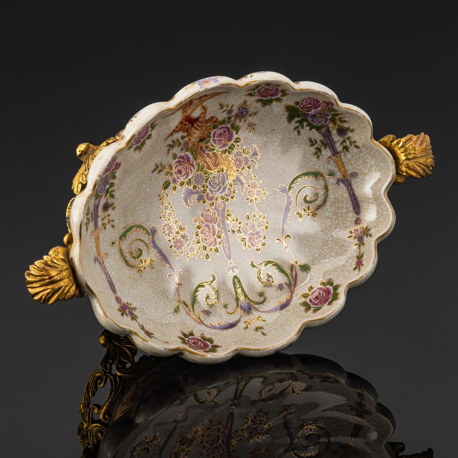 Фруктовница (конфетница) в металлической оплетке на ножках, украшенная изображением цветов и птиц, фарфор, кракле, эмали, сплав металлов, Китай, 1990-2010 гг.