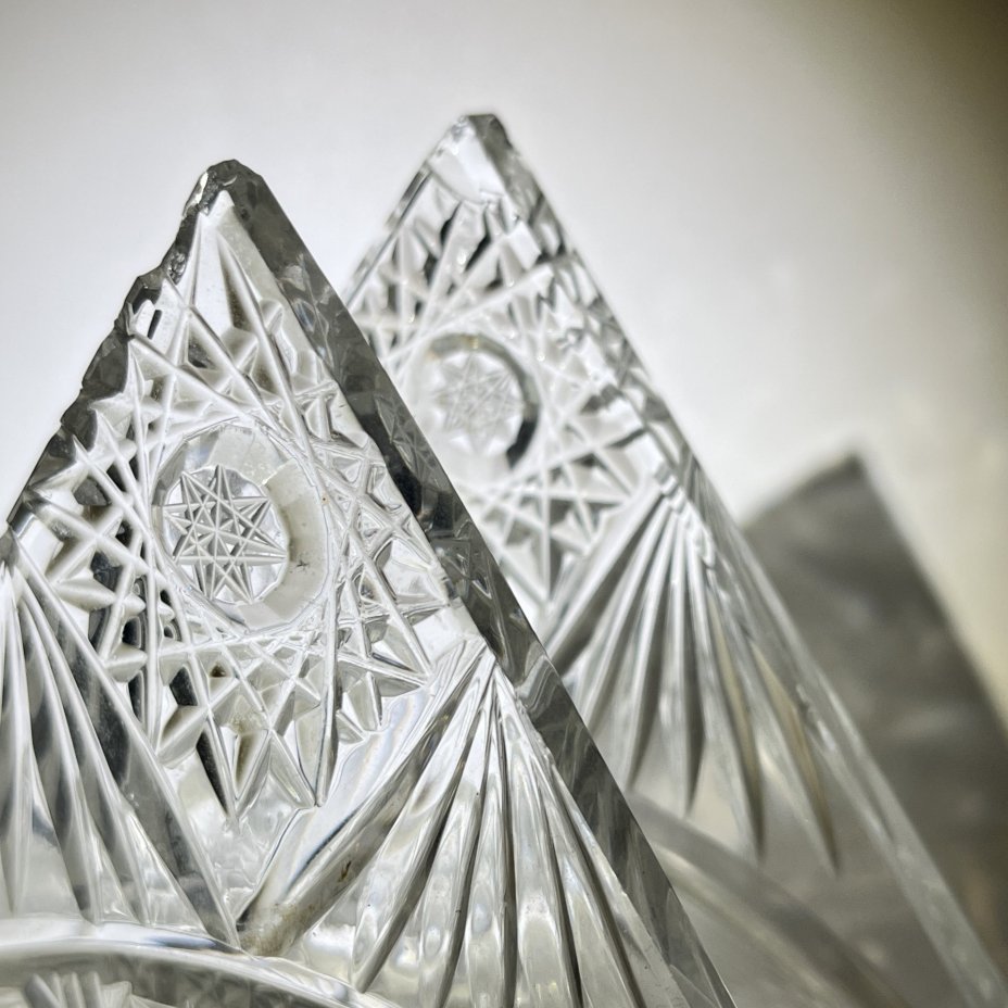 Салфетница с резным геометрическим декором