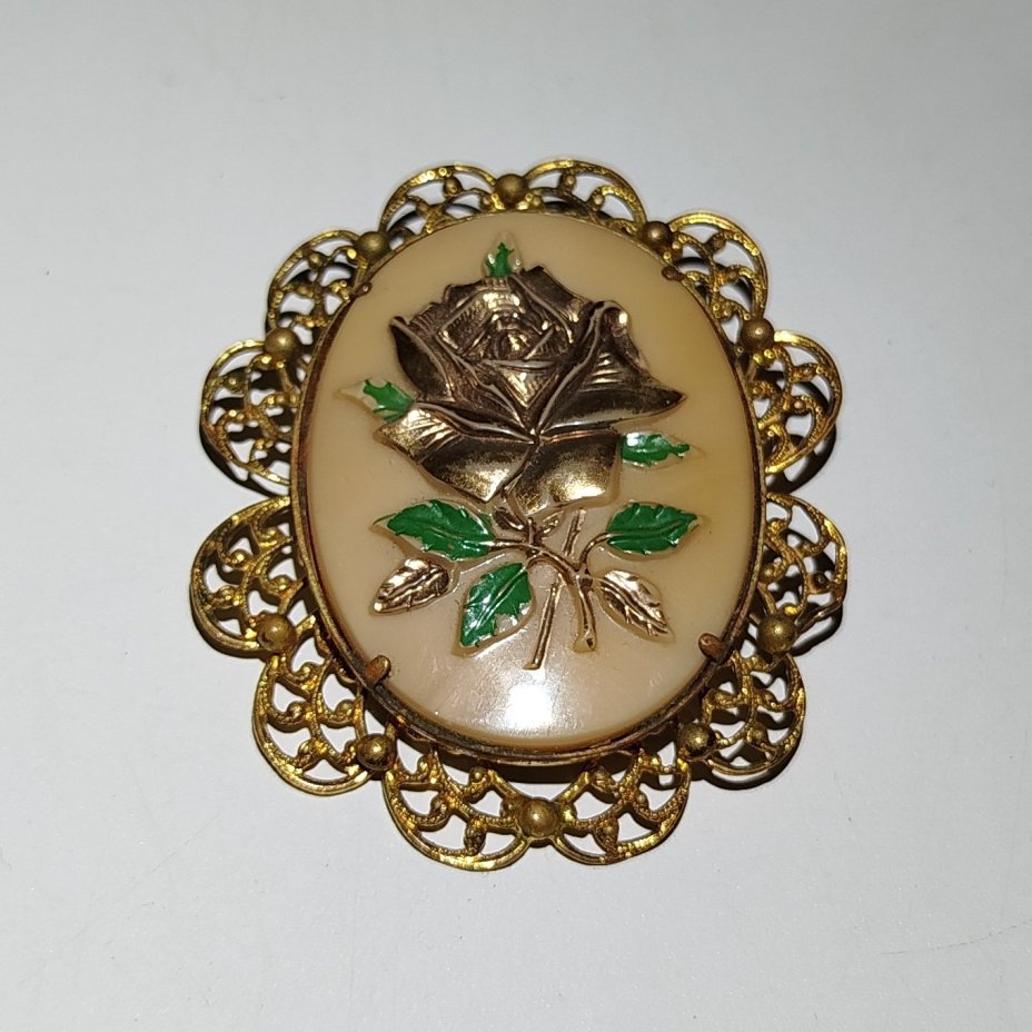 Брошь с изображением розы, пластик, металл, роспись, Чехословакия, 1970-1990 гг.