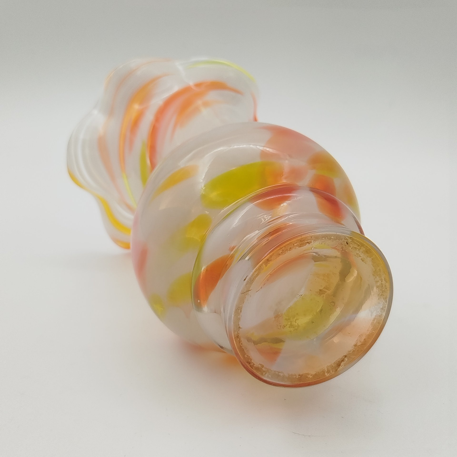 Ваза миниатюрная с волнистым бортом, стекло, гутная техника, СССР, 1960-1980 гг.