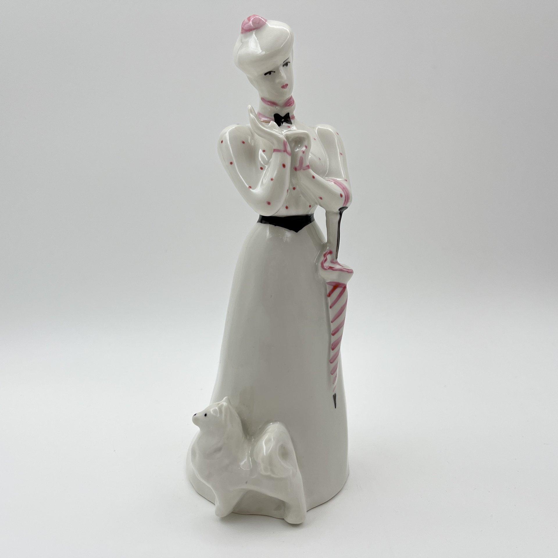 Статуэтка «Дама с собачкой», скульптор А.Д. Бржезицкая, фарфор, роспись, Дулевский фарфоровый завод (Дулёво), Российская Федерация, 1995 г.