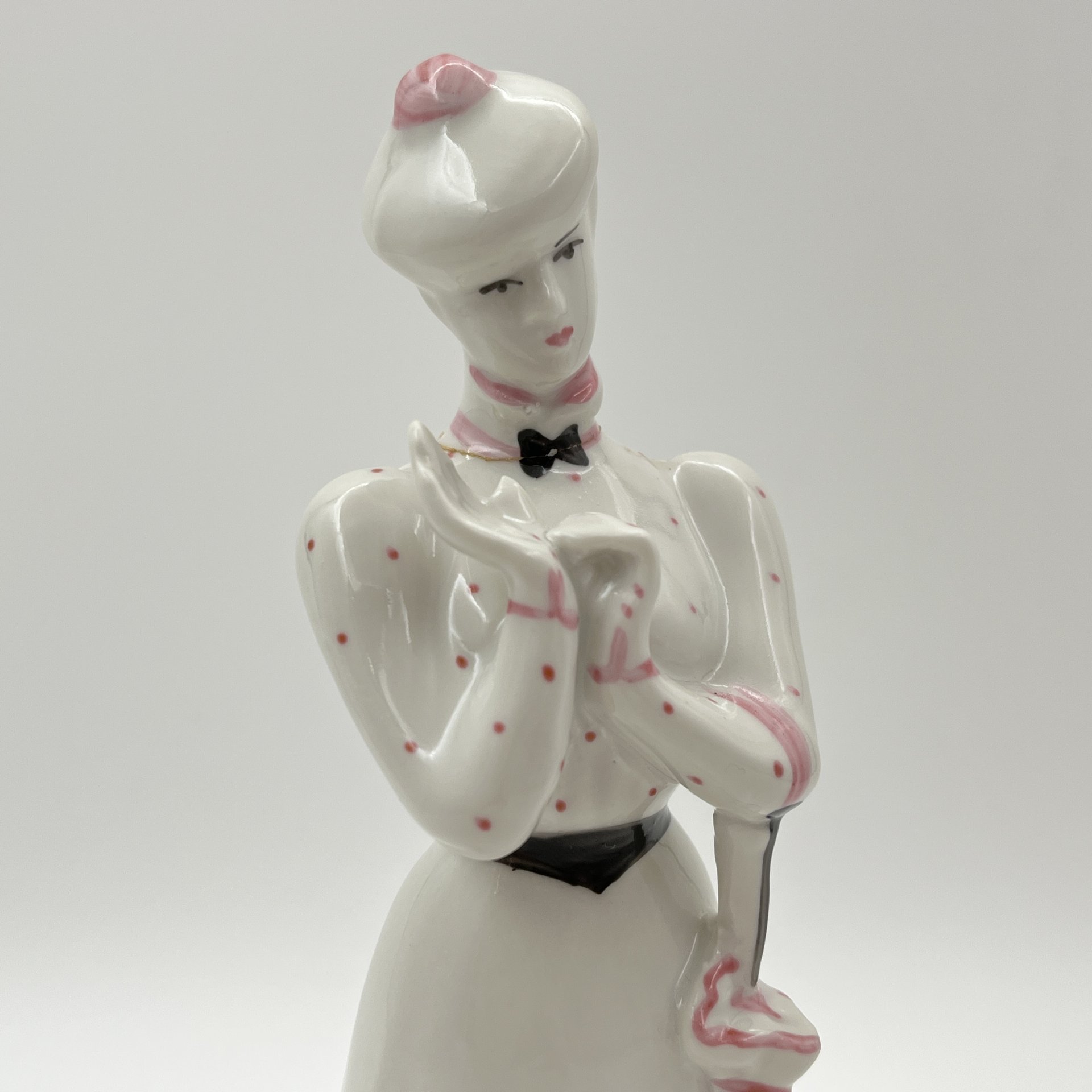 Статуэтка «Дама с собачкой», скульптор А.Д. Бржезицкая, фарфор, роспись, Дулевский фарфоровый завод (Дулёво), Российская Федерация, 1995 г.