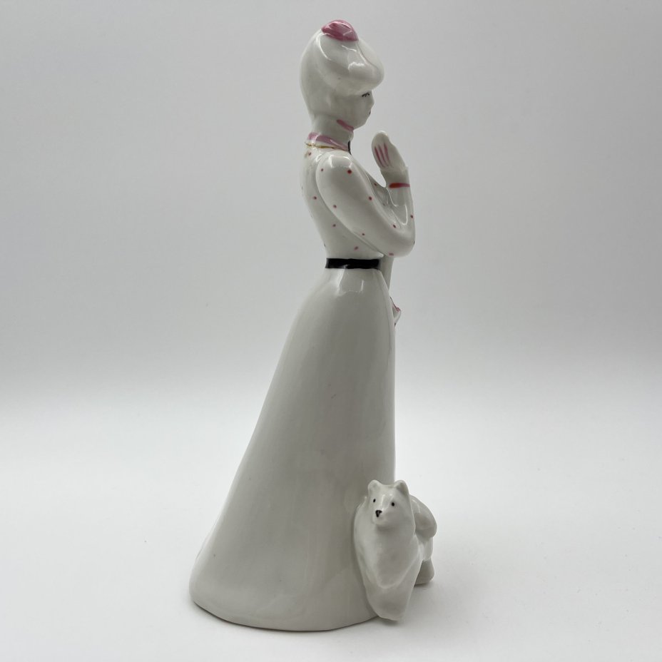 Статуэтка «Дама с собачкой», скульптор А.Д. Бржезицкая, фарфор, роспись, Дулевский фарфоровый завод (Дулёво), Российская Федерация, 1995 г.