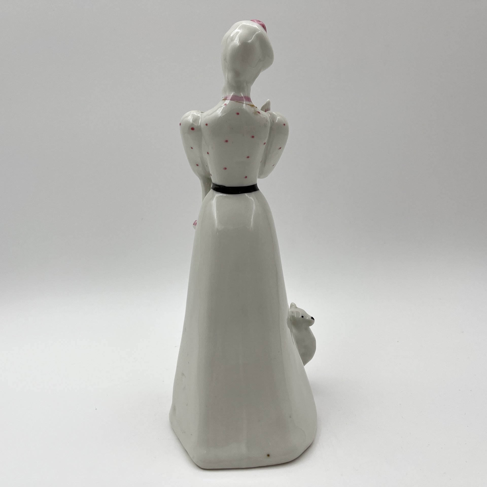 Статуэтка «Дама с собачкой», скульптор А.Д. Бржезицкая, фарфор, роспись, Дулевский фарфоровый завод (Дулёво), Российская Федерация, 1995 г.