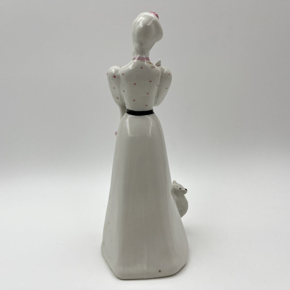 Статуэтка «Дама с собачкой», скульптор А.Д. Бржезицкая, фарфор, роспись, Дулевский фарфоровый завод (Дулёво), Российская Федерация, 1995 г.