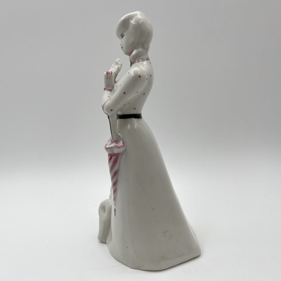 Статуэтка «Дама с собачкой», скульптор А.Д. Бржезицкая, фарфор, роспись, Дулевский фарфоровый завод (Дулёво), Российская Федерация, 1995 г.