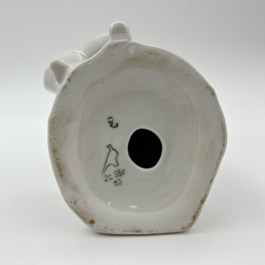 Статуэтка «Дама с собачкой», скульптор А.Д. Бржезицкая, фарфор, роспись, Дулевский фарфоровый завод (Дулёво), Российская Федерация, 1995 г.