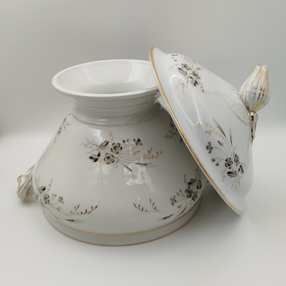 Супница/терина, украшенная цветочным декором