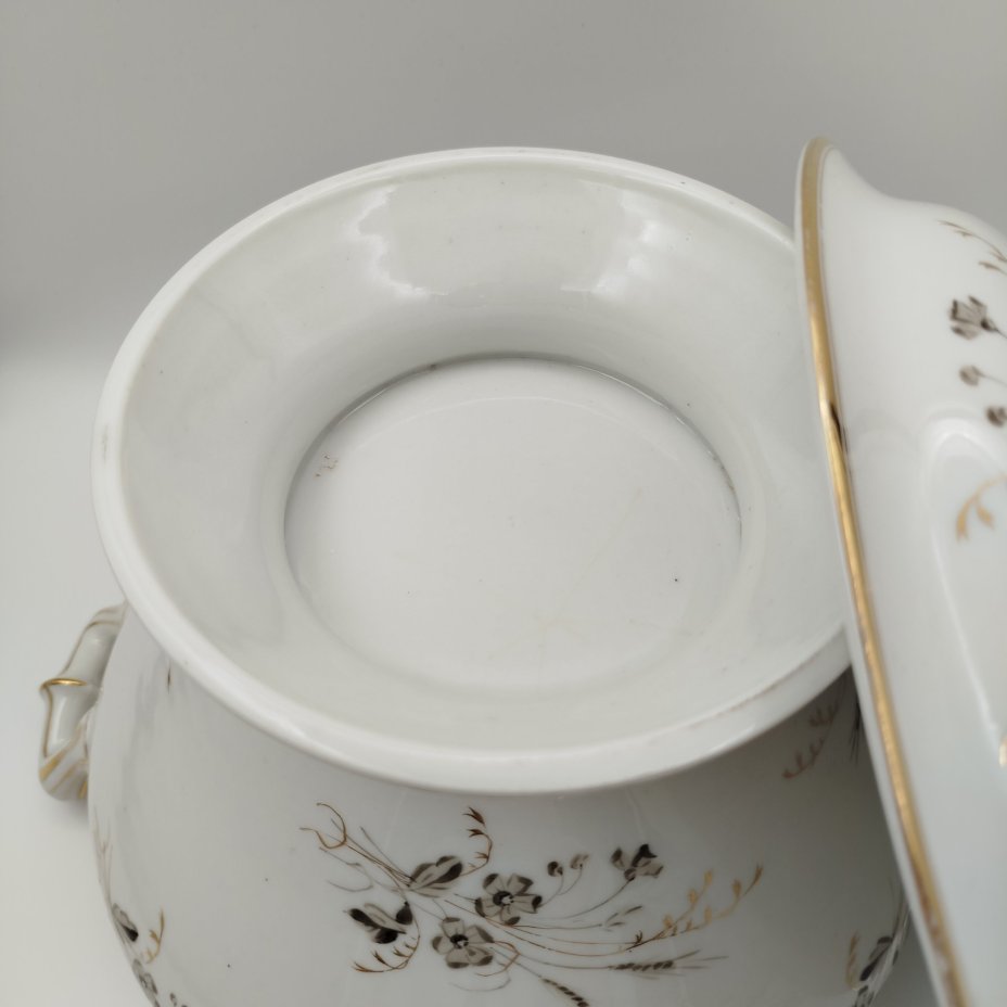 Супница/терина, украшенная цветочным декором