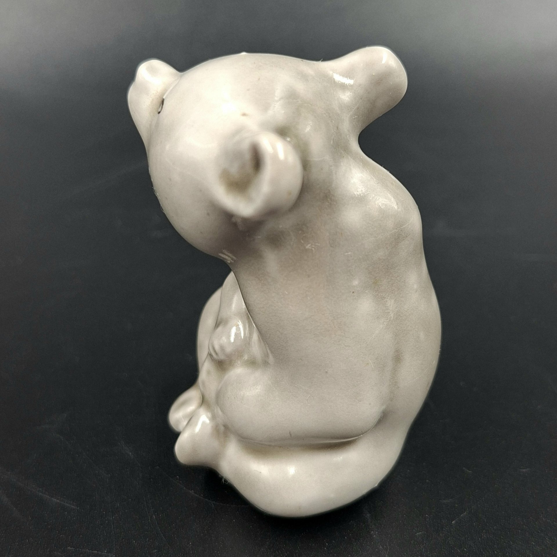Статуэтка "Серый медвежонок", скульптор Б.Я. Воробьев, фарфор, роспись, Ленинградский фарфоровый завод (ЛФЗ), СССР, 1950-1970 гг.
