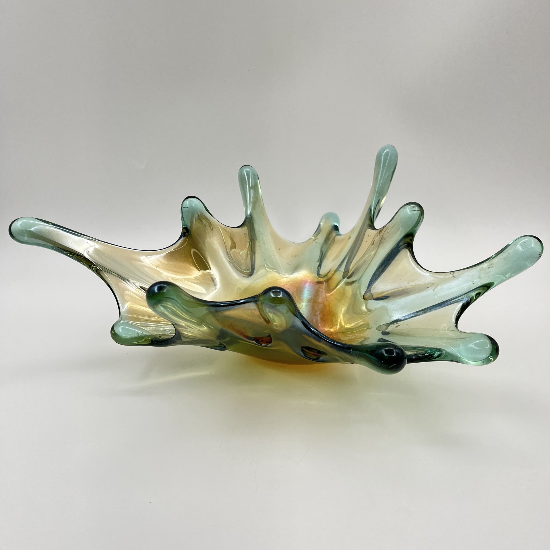 Ваза (фруктовница) "Медуза", Керченский стекольный завод (предположительно), цветное стекло, люстр, гутная техника, СССР, 1970-1990 гг.