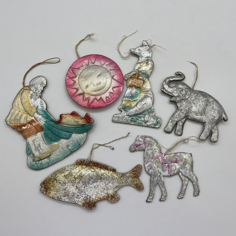 Набор из 6-ти винтажных ёлочных игрушек различных форм и расцветок, картон, штамповка, аэрография, СССР, 1960-1980 гг.