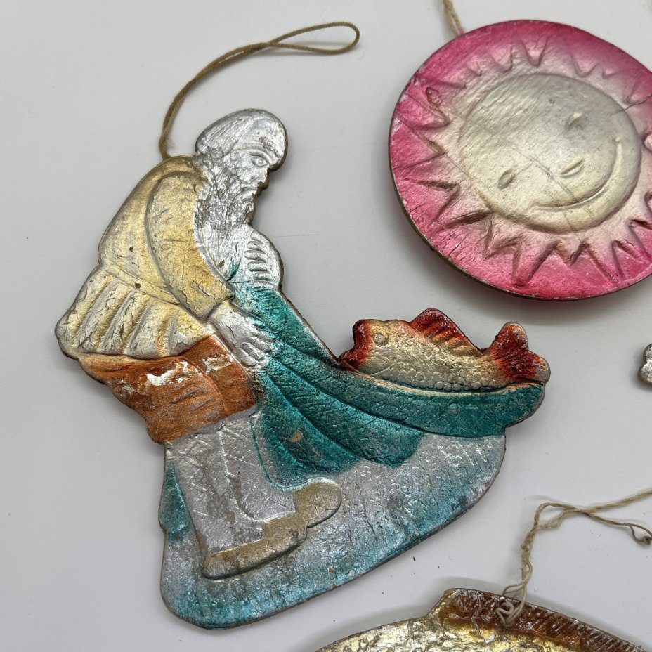 Набор из 6-ти винтажных ёлочных игрушек различных форм и расцветок, картон, штамповка, аэрография