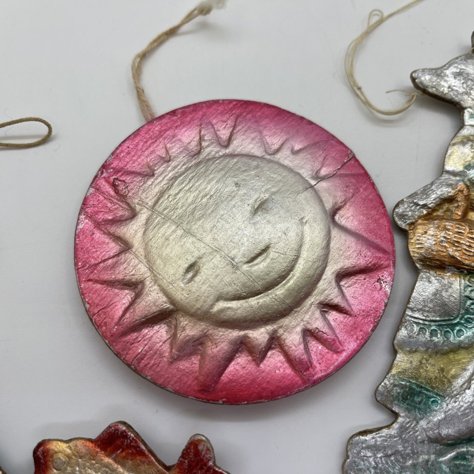 Набор из 6-ти винтажных ёлочных игрушек различных форм и расцветок, картон, штамповка, аэрография